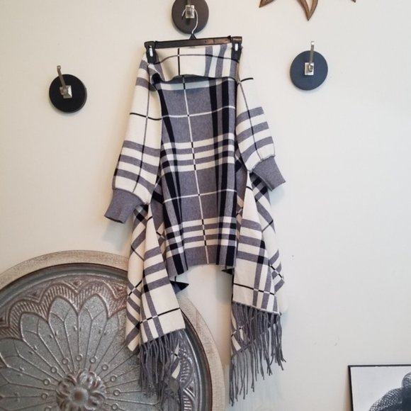 Coco & Carmen Shawl Shrug Sweater NWOT - Picture 3 of 4